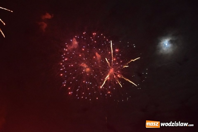 Zdjęcie w galerii na portalu naszwodzislaw.com:  Rydułtowy: Pokaz fajerwerków na przywitanie Nowego Roku  wiadomości z regionu