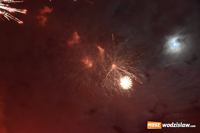 Zdjęcie w galerii na portalu naszwodzislaw.com:  Rydułtowy: Pokaz fajerwerków na przywitanie Nowego Roku  wiadomości z regionu