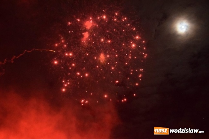 Zdjęcie w galerii na portalu naszwodzislaw.com:  Rydułtowy: Pokaz fajerwerków na przywitanie Nowego Roku  wiadomości z regionu