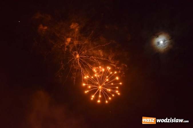 Zdjęcie w galerii na portalu naszwodzislaw.com:  Rydułtowy: Pokaz fajerwerków na przywitanie Nowego Roku  wiadomości z regionu