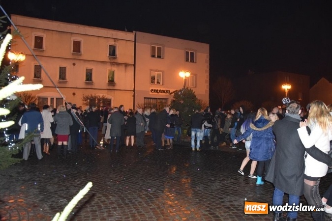 Zdjęcie w galerii na portalu naszwodzislaw.com:  Rydułtowy: Pokaz fajerwerków na przywitanie Nowego Roku  wiadomości z regionu