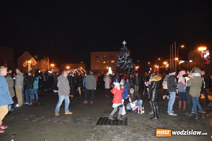 Zdjęcie w galerii na portalu naszwodzislaw.com:  Rydułtowy: Pokaz fajerwerków na przywitanie Nowego Roku  wiadomości z regionu