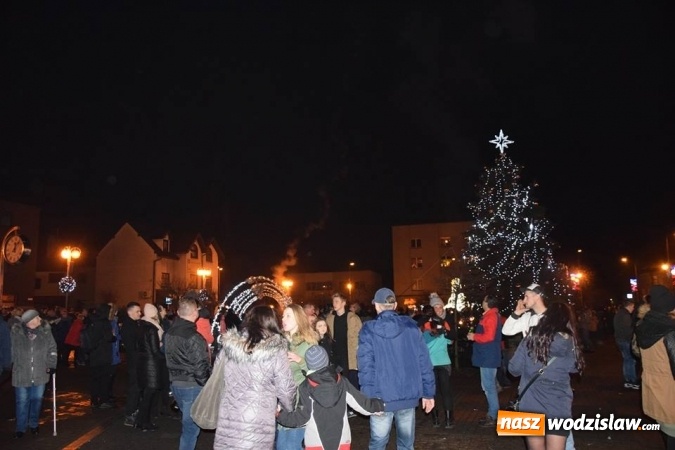 Zdjęcie w galerii na portalu naszwodzislaw.com:  Rydułtowy: Pokaz fajerwerków na przywitanie Nowego Roku  wiadomości z regionu