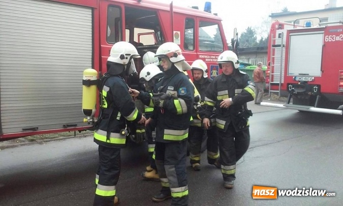 Zdjęcie w galerii na portalu naszwodzislaw.com: Radlin: Pożar przy Sienkiewicza. Sadza w kominie postawiła na nogi cztery zastępy straży wiadomości z regionu