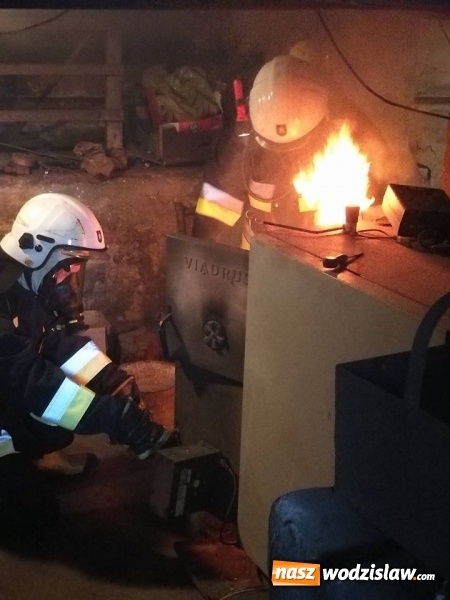 Zdjęcie w galerii na portalu naszwodzislaw.com: Radlin: Pożar przy Sienkiewicza. Sadza w kominie postawiła na nogi cztery zastępy straży wiadomości z regionu