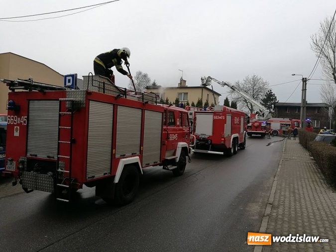 Zdjęcie w galerii na portalu naszwodzislaw.com: Radlin: Pożar przy Sienkiewicza. Sadza w kominie postawiła na nogi cztery zastępy straży wiadomości z regionu