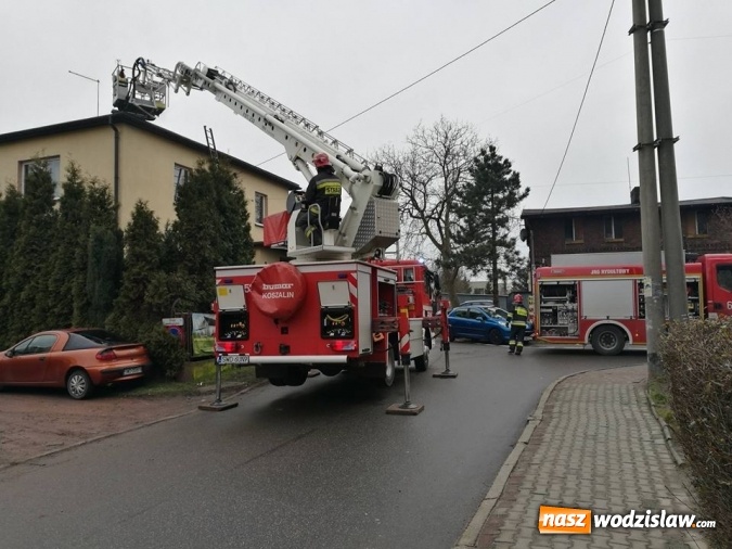 Zdjęcie w galerii na portalu naszwodzislaw.com: Radlin: Pożar przy Sienkiewicza. Sadza w kominie postawiła na nogi cztery zastępy straży wiadomości z regionu