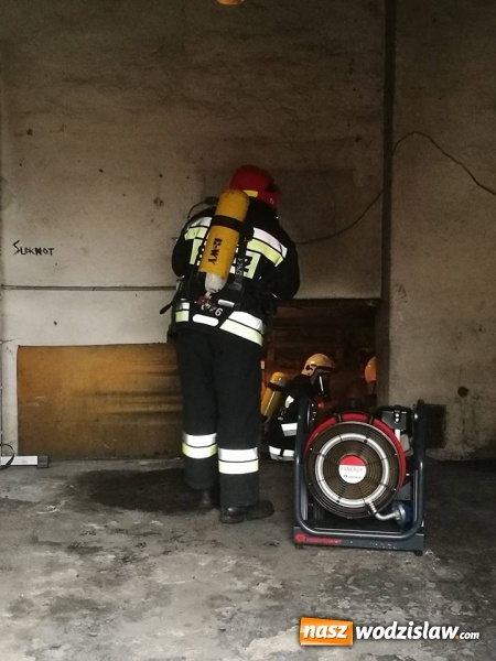 Zdjęcie w galerii na portalu naszwodzislaw.com: Radlin: Pożar przy Sienkiewicza. Sadza w kominie postawiła na nogi cztery zastępy straży wiadomości z regionu