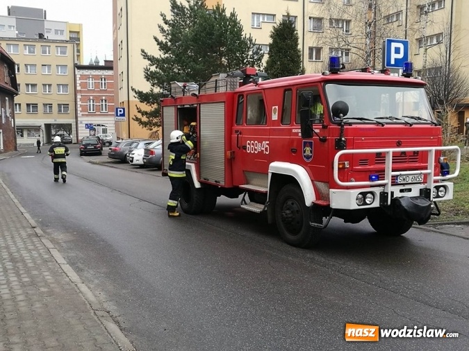 Zdjęcie w galerii na portalu naszwodzislaw.com: Radlin: Pożar przy Sienkiewicza. Sadza w kominie postawiła na nogi cztery zastępy straży wiadomości z regionu