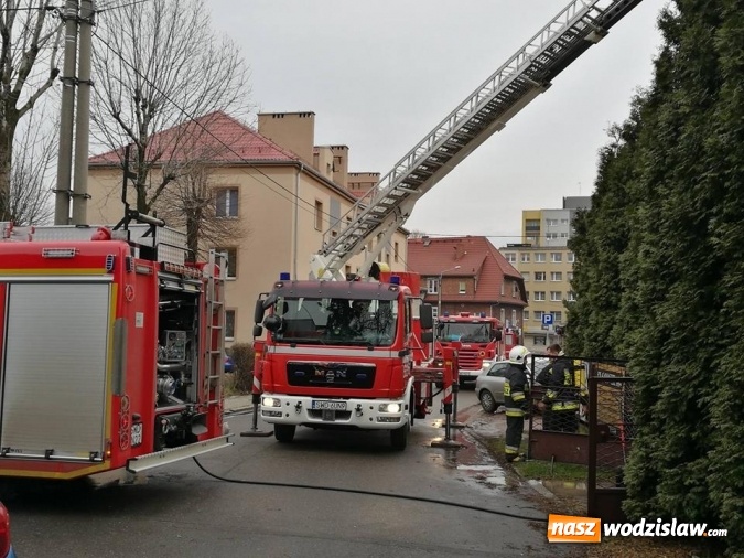 Zdjęcie w galerii na portalu naszwodzislaw.com: Radlin: Pożar przy Sienkiewicza. Sadza w kominie postawiła na nogi cztery zastępy straży wiadomości z regionu