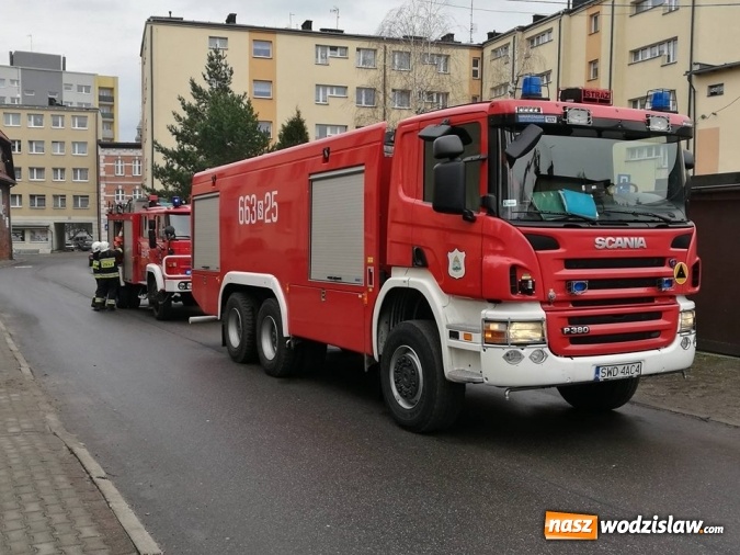 Zdjęcie w galerii na portalu naszwodzislaw.com: Radlin: Pożar przy Sienkiewicza. Sadza w kominie postawiła na nogi cztery zastępy straży wiadomości z regionu