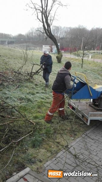 Zdjęcie w galerii na portalu naszwodzislaw.com: Porządkują Rodzinny Park Rozrywki  wiadomości z regionu