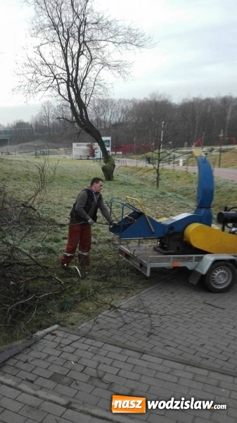 Zdjęcie w galerii na portalu naszwodzislaw.com: Porządkują Rodzinny Park Rozrywki  wiadomości z regionu
