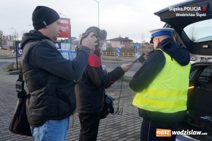 Zdjęcie w galerii na portalu naszwodzislaw.com: Policjanci zaprezentowali nowe urządzenie do pomiaru prędkości  wiadomości z regionu
