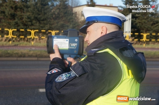 Zdjęcie w galerii na portalu naszwodzislaw.com: Policjanci zaprezentowali nowe urządzenie do pomiaru prędkości  wiadomości z regionu