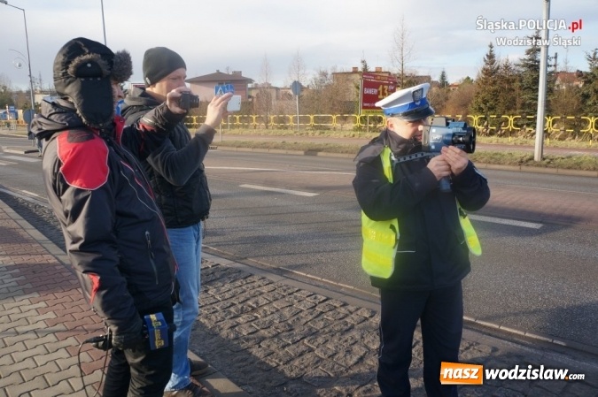 Zdjęcie w galerii na portalu naszwodzislaw.com: Policjanci zaprezentowali nowe urządzenie do pomiaru prędkości  wiadomości z regionu