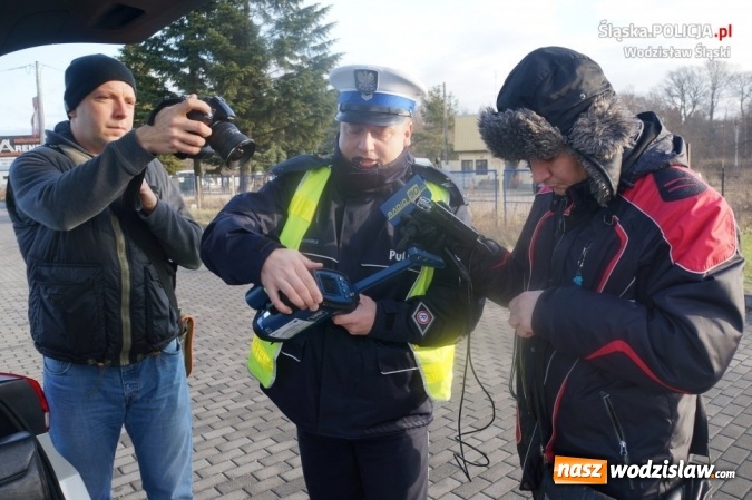 Zdjęcie w galerii na portalu naszwodzislaw.com: Policjanci zaprezentowali nowe urządzenie do pomiaru prędkości  wiadomości z regionu