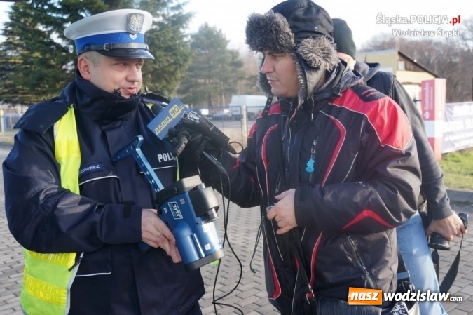 Zdjęcie w galerii na portalu naszwodzislaw.com: Policjanci zaprezentowali nowe urządzenie do pomiaru prędkości  wiadomości z regionu
