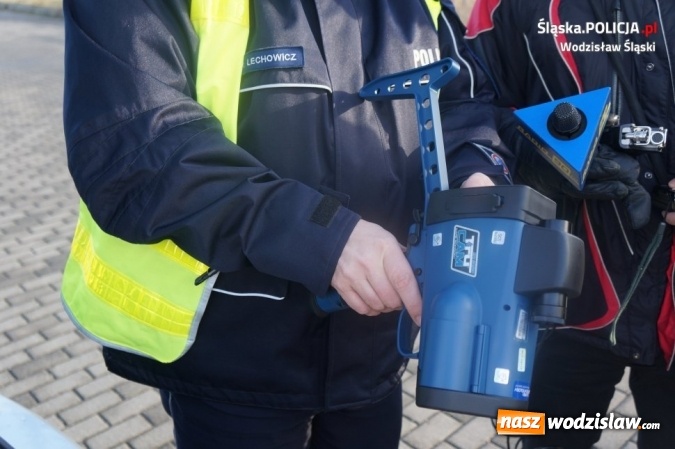 Zdjęcie w galerii na portalu naszwodzislaw.com: Policjanci zaprezentowali nowe urządzenie do pomiaru prędkości  wiadomości z regionu