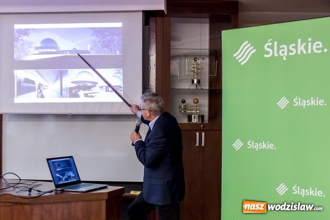 Zdjęcie w galerii na portalu naszwodzislaw.com: Pakiet na 100-lecie odzyskania niepodległości dla 18-latków, którzy pierwszy raz otrzymają paszport wiadomości z regionu