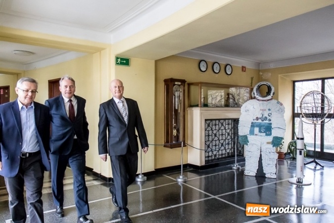 Zdjęcie w galerii na portalu naszwodzislaw.com: Pakiet na 100-lecie odzyskania niepodległości dla 18-latków, którzy pierwszy raz otrzymają paszport wiadomości z regionu