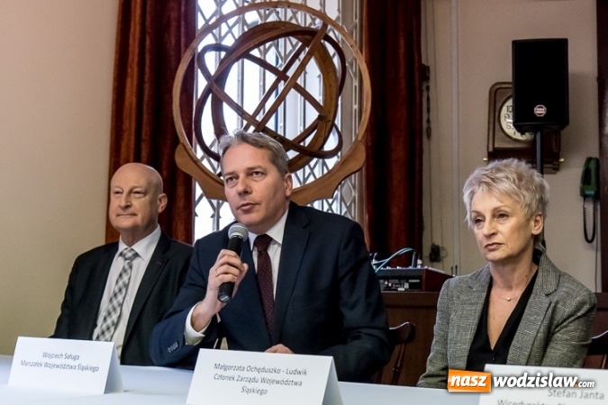 Zdjęcie w galerii na portalu naszwodzislaw.com: Pakiet na 100-lecie odzyskania niepodległości dla 18-latków, którzy pierwszy raz otrzymają paszport wiadomości z regionu