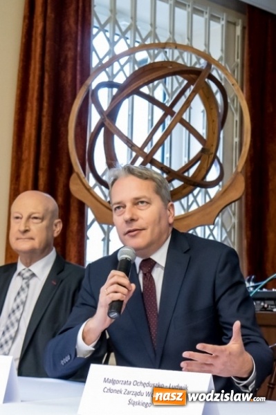 Zdjęcie w galerii na portalu naszwodzislaw.com: Pakiet na 100-lecie odzyskania niepodległości dla 18-latków, którzy pierwszy raz otrzymają paszport wiadomości z regionu
