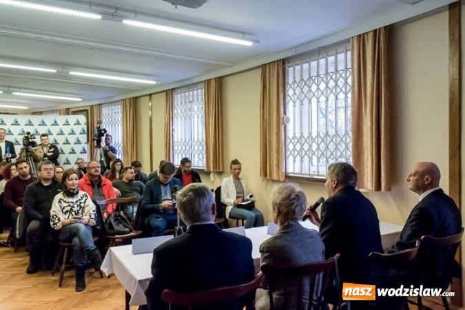 Zdjęcie w galerii na portalu naszwodzislaw.com: Pakiet na 100-lecie odzyskania niepodległości dla 18-latków, którzy pierwszy raz otrzymają paszport wiadomości z regionu
