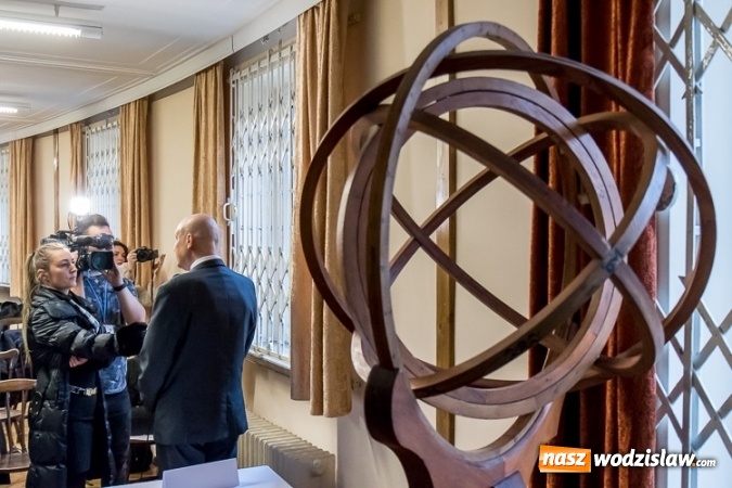 Zdjęcie w galerii na portalu naszwodzislaw.com: Pakiet na 100-lecie odzyskania niepodległości dla 18-latków, którzy pierwszy raz otrzymają paszport wiadomości z regionu