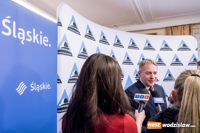 Zdjęcie w galerii na portalu naszwodzislaw.com: Pakiet na 100-lecie odzyskania niepodległości dla 18-latków, którzy pierwszy raz otrzymają paszport wiadomości z regionu