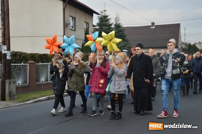 Zdjęcie w galerii na portalu naszwodzislaw.com: Barwny Orszak Trzech Króli w Bluszczowie  wiadomości z regionu