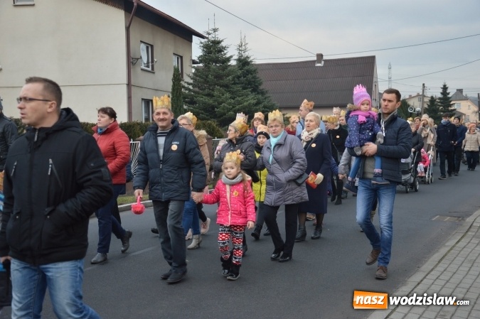 Zdjęcie w galerii na portalu naszwodzislaw.com: Barwny Orszak Trzech Króli w Bluszczowie  wiadomości z regionu