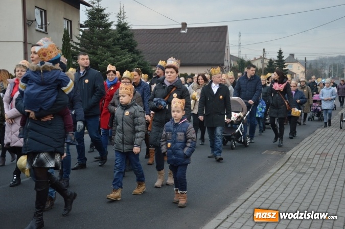 Zdjęcie w galerii na portalu naszwodzislaw.com: Barwny Orszak Trzech Króli w Bluszczowie  wiadomości z regionu
