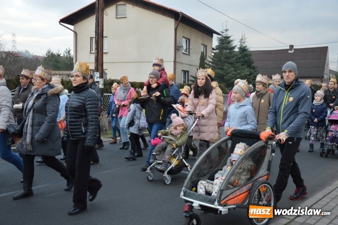 Zdjęcie w galerii na portalu naszwodzislaw.com: Barwny Orszak Trzech Króli w Bluszczowie  wiadomości z regionu