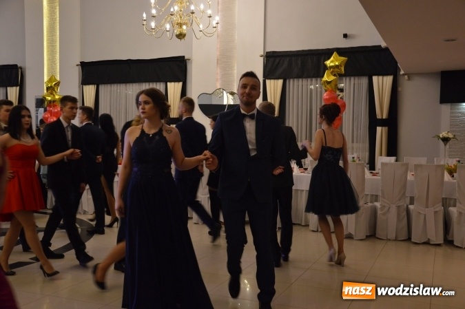 Zdjęcie w galerii na portalu naszwodzislaw.com: Maraton studniówkowy rozpoczyna II LO  wiadomości z regionu