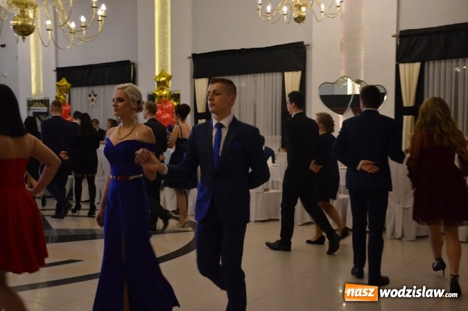Zdjęcie w galerii na portalu naszwodzislaw.com: Maraton studniówkowy rozpoczyna II LO  wiadomości z regionu