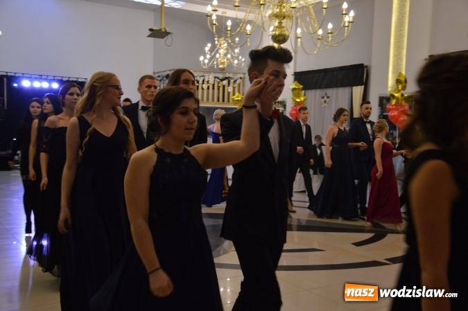 Zdjęcie w galerii na portalu naszwodzislaw.com: Maraton studniówkowy rozpoczyna II LO  wiadomości z regionu