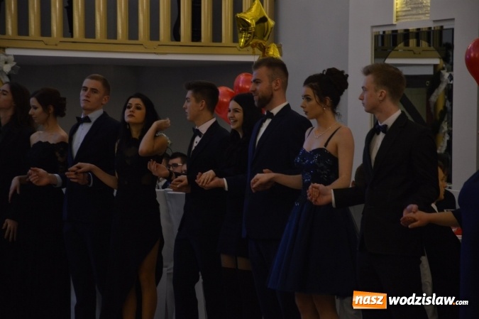 Zdjęcie w galerii na portalu naszwodzislaw.com: Maraton studniówkowy rozpoczyna II LO  wiadomości z regionu