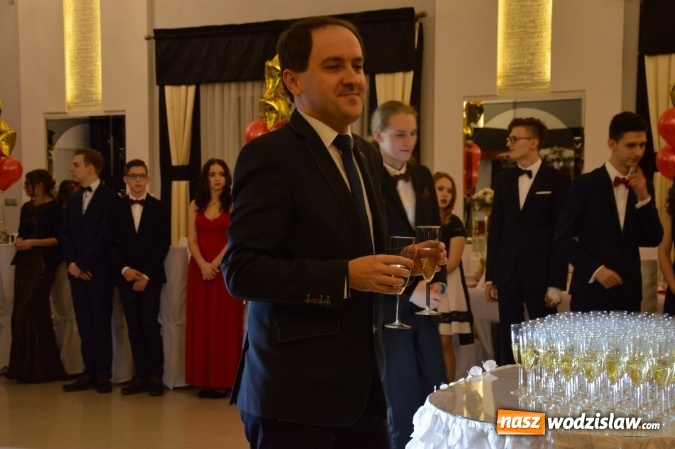 Zdjęcie w galerii na portalu naszwodzislaw.com: Maraton studniówkowy rozpoczyna II LO  wiadomości z regionu