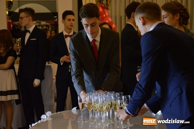 Zdjęcie w galerii na portalu naszwodzislaw.com: Maraton studniówkowy rozpoczyna II LO  wiadomości z regionu