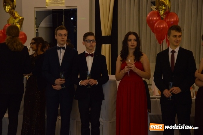 Zdjęcie w galerii na portalu naszwodzislaw.com: Maraton studniówkowy rozpoczyna II LO  wiadomości z regionu