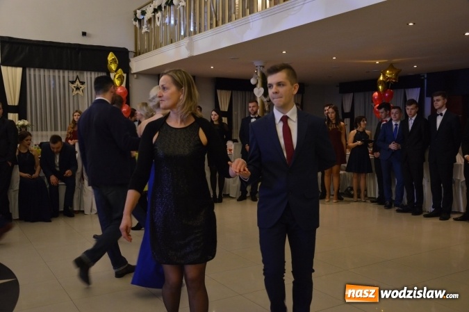 Zdjęcie w galerii na portalu naszwodzislaw.com: Maraton studniówkowy rozpoczyna II LO  wiadomości z regionu