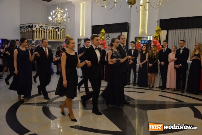 Zdjęcie w galerii na portalu naszwodzislaw.com: Maraton studniówkowy rozpoczyna II LO  wiadomości z regionu