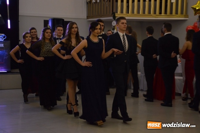 Zdjęcie w galerii na portalu naszwodzislaw.com: Maraton studniówkowy rozpoczyna II LO  wiadomości z regionu