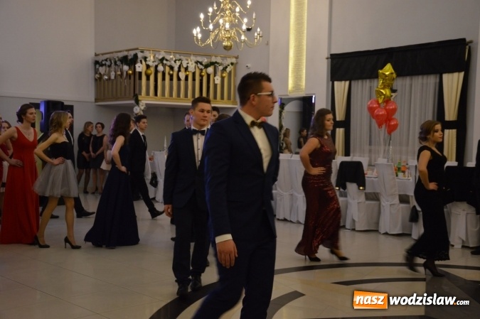 Zdjęcie w galerii na portalu naszwodzislaw.com: Maraton studniówkowy rozpoczyna II LO  wiadomości z regionu