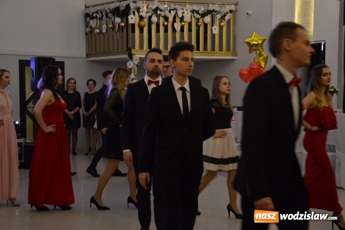 Zdjęcie w galerii na portalu naszwodzislaw.com: Maraton studniówkowy rozpoczyna II LO  wiadomości z regionu