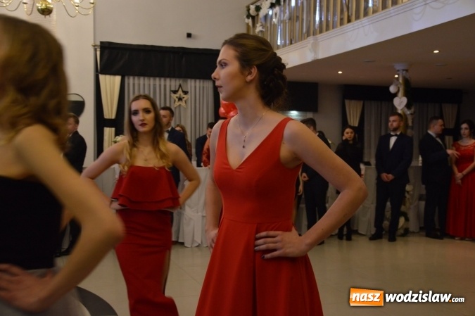 Zdjęcie w galerii na portalu naszwodzislaw.com: Maraton studniówkowy rozpoczyna II LO  wiadomości z regionu