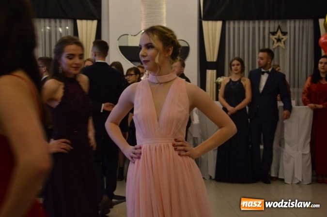 Zdjęcie w galerii na portalu naszwodzislaw.com: Maraton studniówkowy rozpoczyna II LO  wiadomości z regionu