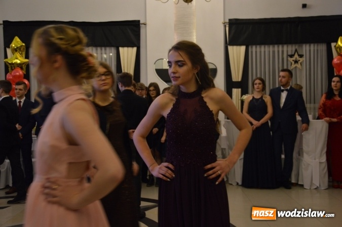 Zdjęcie w galerii na portalu naszwodzislaw.com: Maraton studniówkowy rozpoczyna II LO  wiadomości z regionu