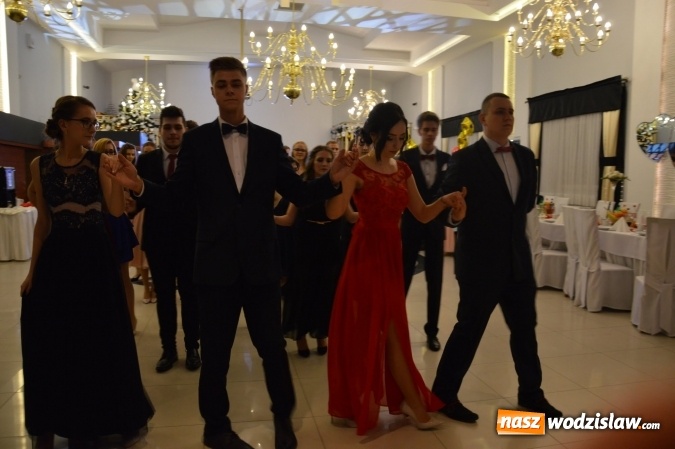 Zdjęcie w galerii na portalu naszwodzislaw.com: Maraton studniówkowy rozpoczyna II LO  wiadomości z regionu